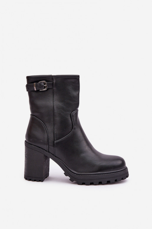 Botins pretos isolados com saltos e fivelas Selavia