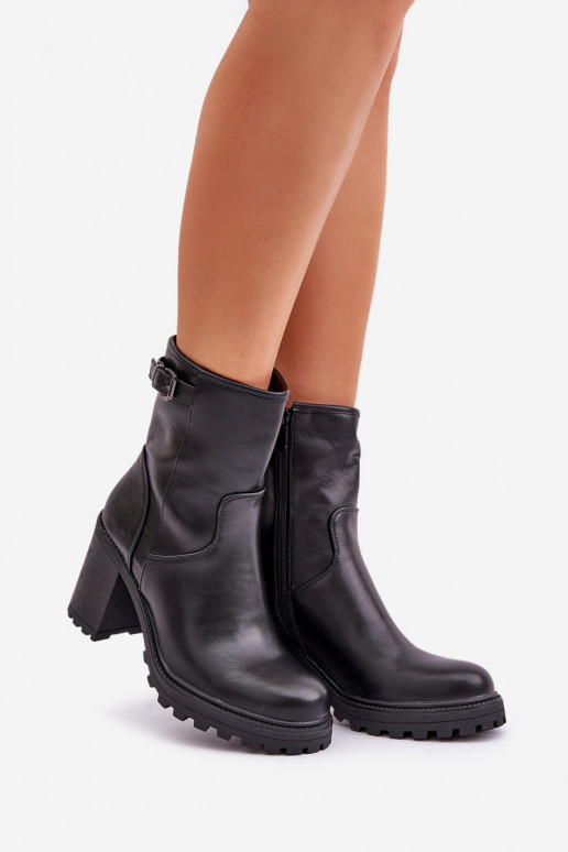 Botins pretos isolados com saltos e fivelas Selavia