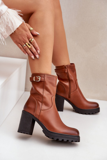 Botins marrons isolados com saltos e fivelas Selavia