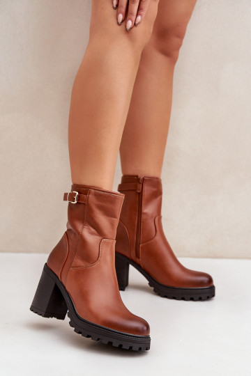 Botins marrons isolados com saltos e fivelas Selavia 2