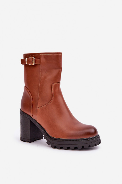 Botins marrons isolados com saltos e fivelas Selavia