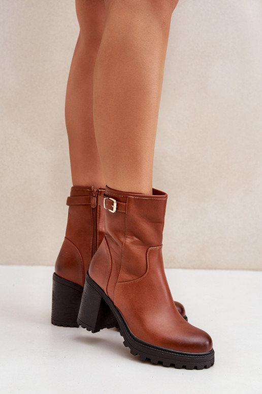 Botins marrons isolados com saltos e fivelas Selavia