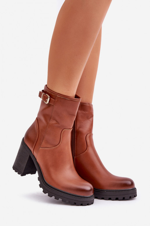 Botins marrons isolados com saltos e fivelas Selavia