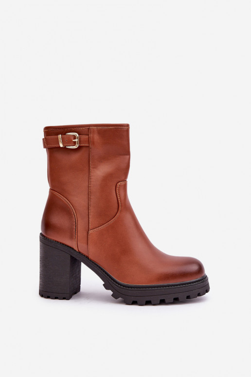 Botins marrons isolados com saltos e fivelas Selavia