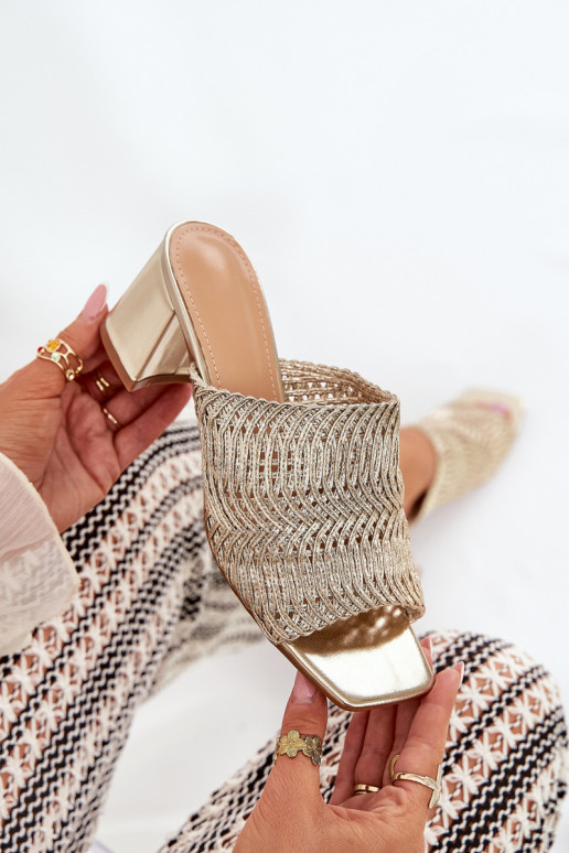Chinelos femininos com trançado e saltos em dourado Ciariloria