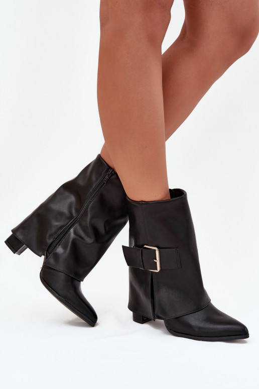 Botins isolados com salto e fivela dourada em preto Ylenara