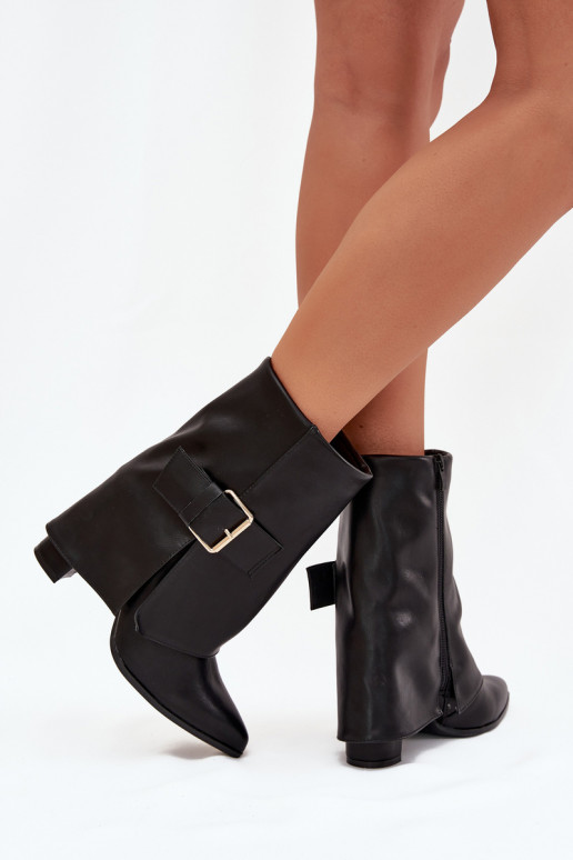 Botins isolados com salto e fivela dourada em preto Ylenara