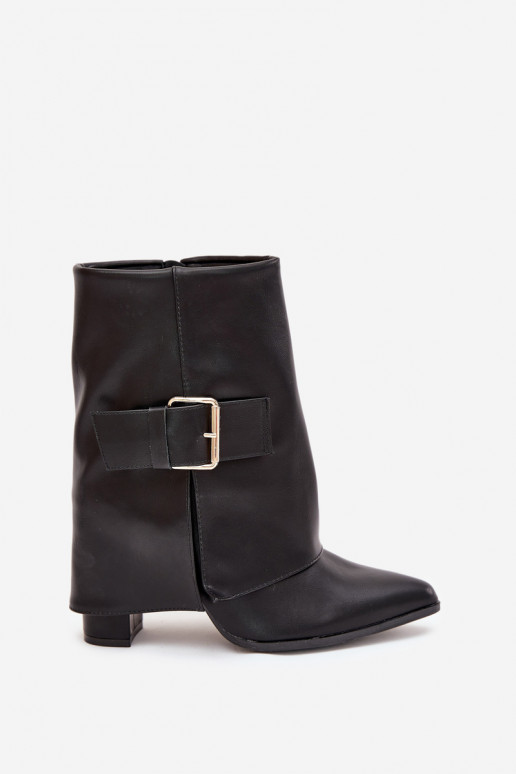 Botins isolados com salto e fivela dourada em preto Ylenara