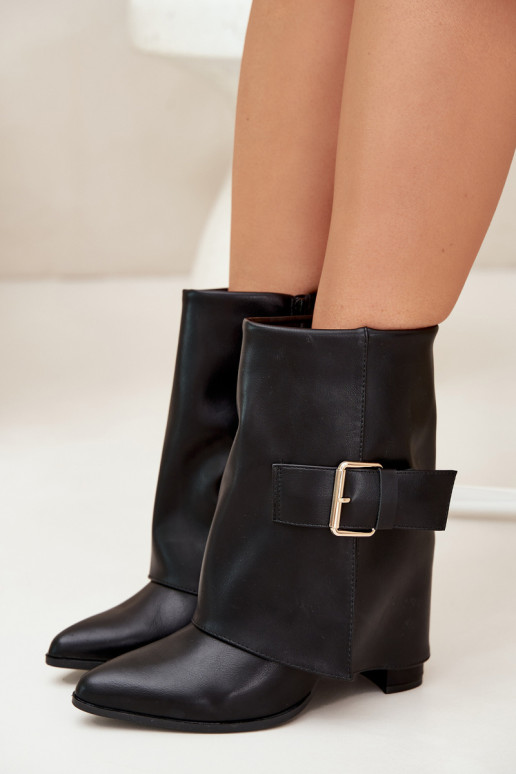 Botins isolados com salto e fivela dourada em preto Ylenara