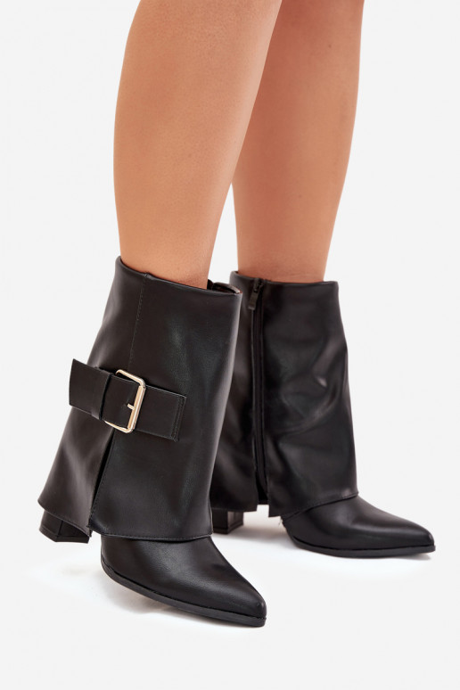 Botins isolados com salto e fivela dourada em preto Ylenara