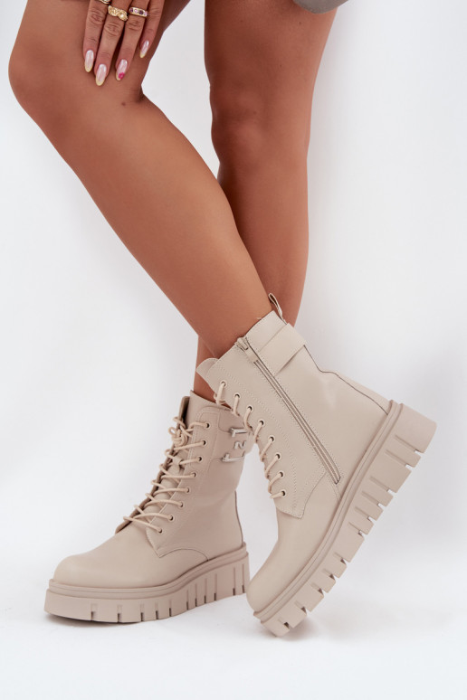 Botins isolados com plataforma e detalhes decorativos em marfim Lyrana