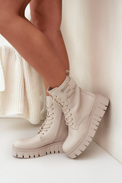 Botins isolados com plataforma e detalhes decorativos em marfim Lyrana