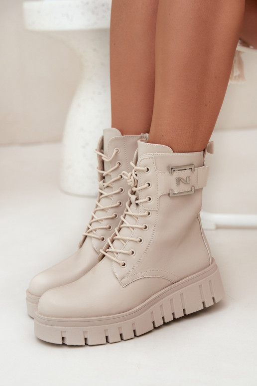 Botins isolados com plataforma e detalhes decorativos em marfim Lyrana