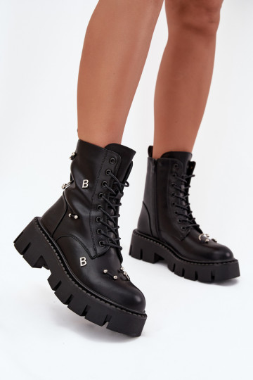 Botins de trabalho femininos com belos detalhes isolados em preto Lunea