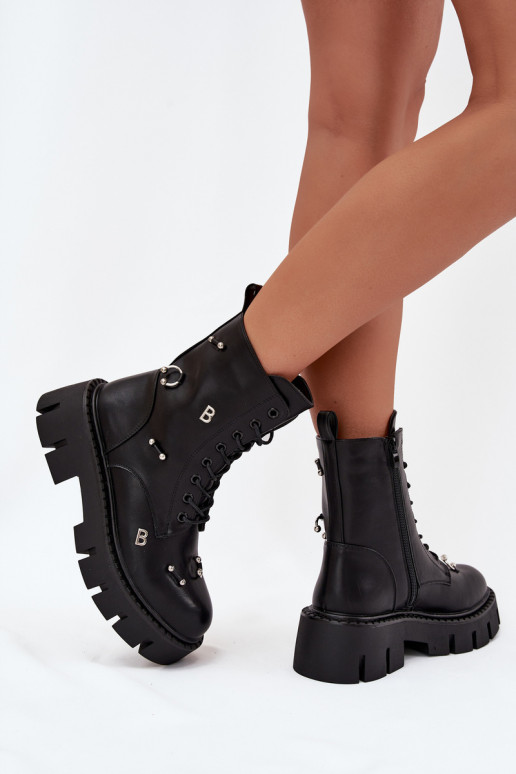 Botins de trabalho femininos com belos detalhes isolados em preto Lunea