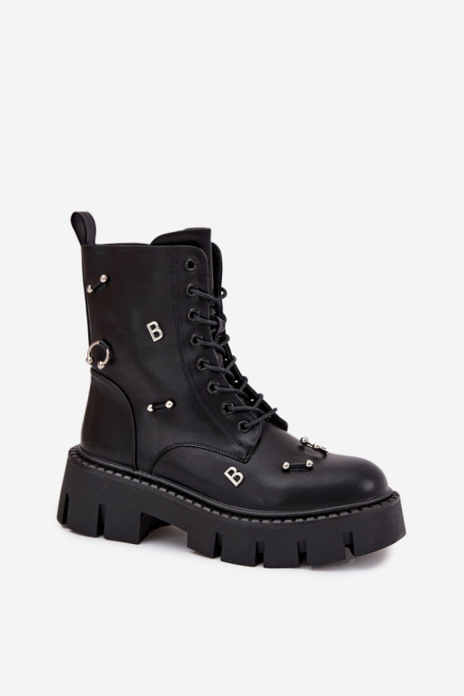 Botins de trabalho femininos com belos detalhes isolados em preto Lunea