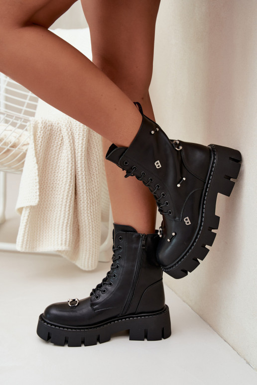 Botins de trabalho femininos com belos detalhes isolados em preto Lunea