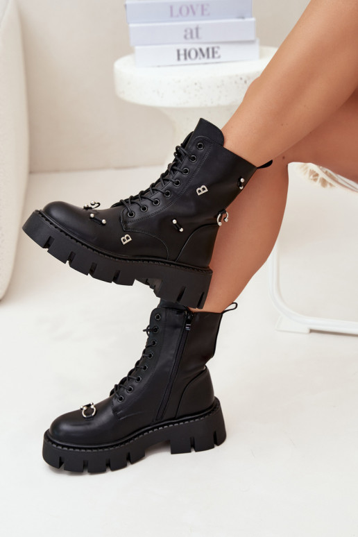 Botins de trabalho femininos com belos detalhes isolados em preto Lunea