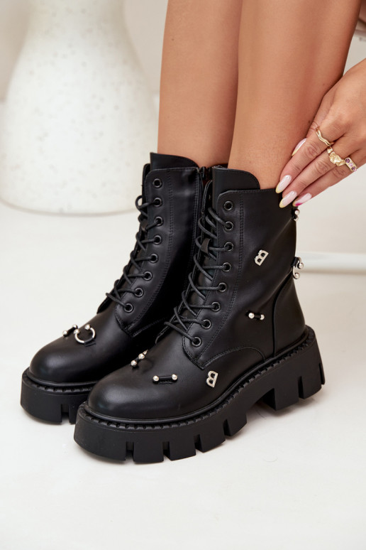 Botins de trabalho femininos com belos detalhes isolados em preto Lunea