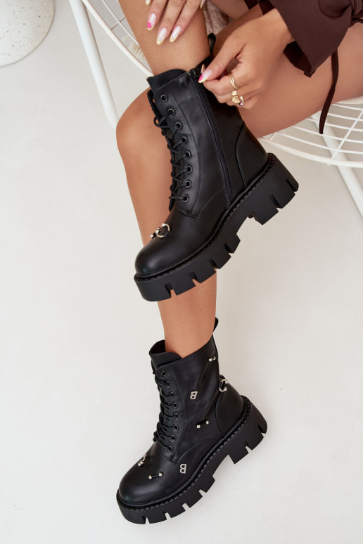 Botins de trabalho femininos com belos detalhes isolados em preto Lunea