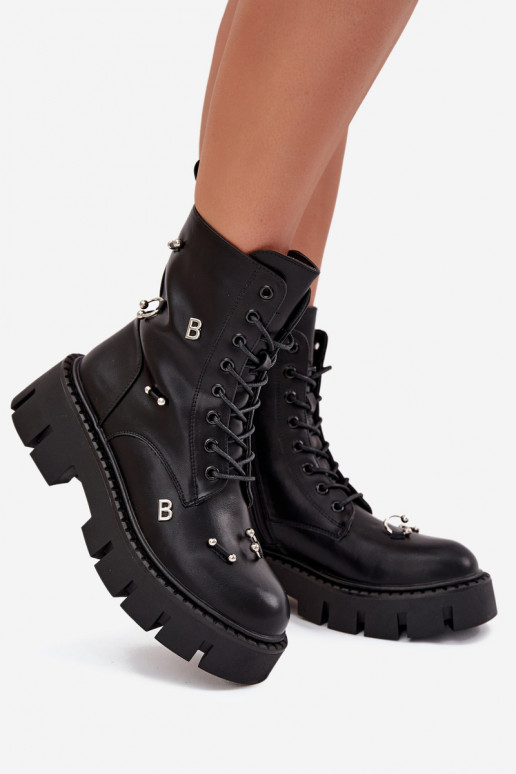 Botins de trabalho femininos com belos detalhes isolados em preto Lunea