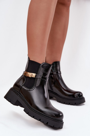 Botins isolados e elegantes com efeito brilhante e saltos decorados em preto Vivessa