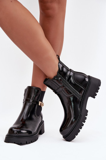 Botins isolados e elegantes com efeito brilhante e saltos decorados em preto Vivessa 2