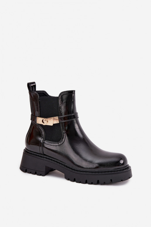 Botins isolados e elegantes com efeito brilhante e saltos decorados em preto Vivessa