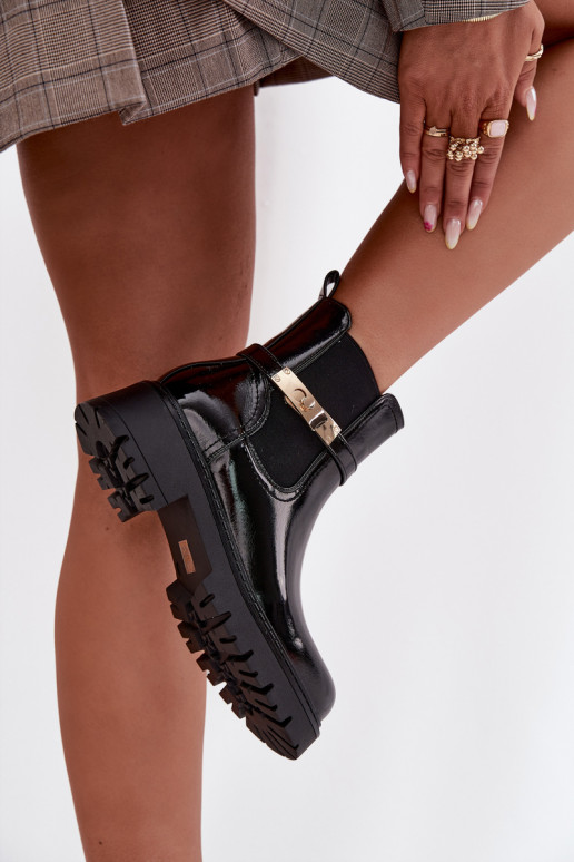 Botins isolados e elegantes com efeito brilhante e saltos decorados em preto Vivessa