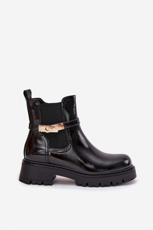 Botins isolados e elegantes com efeito brilhante e saltos decorados em preto Vivessa