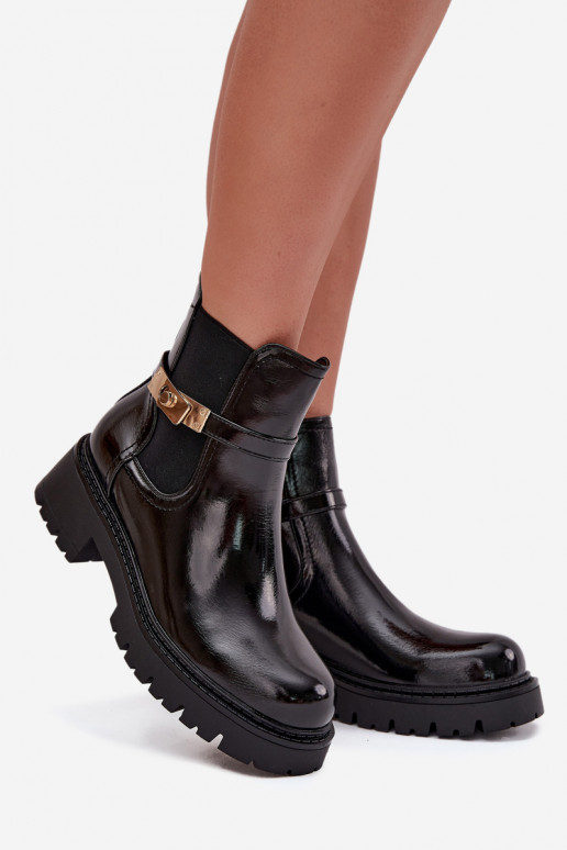 Botins isolados e elegantes com efeito brilhante e saltos decorados em preto Vivessa