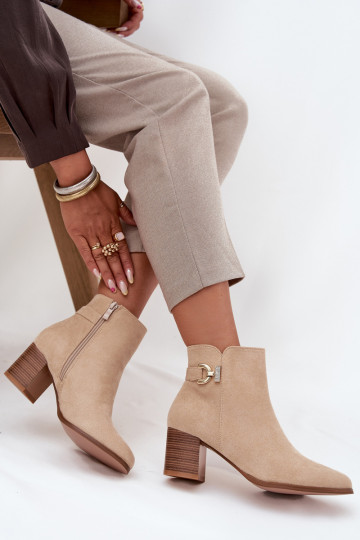 Botins isolados com detalhes dourados em cor de areia Renora