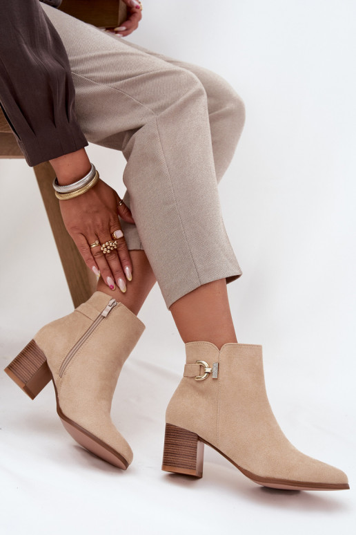 Botins isolados com detalhes dourados em cor de areia Renora