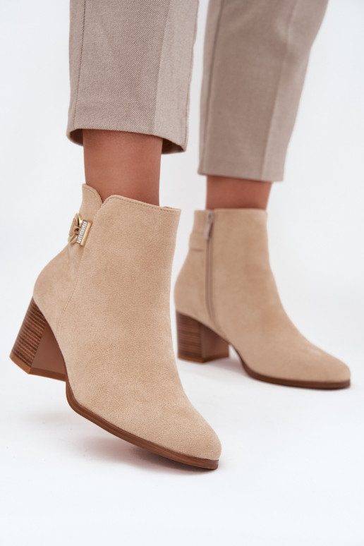 Botins isolados com detalhes dourados em cor de areia Renora