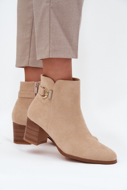Botins isolados com detalhes dourados em cor de areia Renora