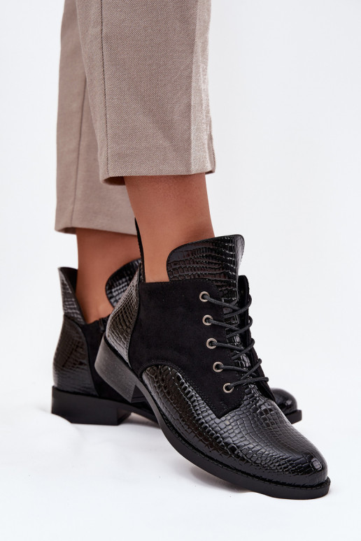 Botins femininos pretos com efeito verniz e detalhes ornamentais Vinceza 16477