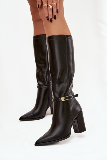 Botas altas pretas para mulheres isoladas com saltos e fivelas Cirella 2