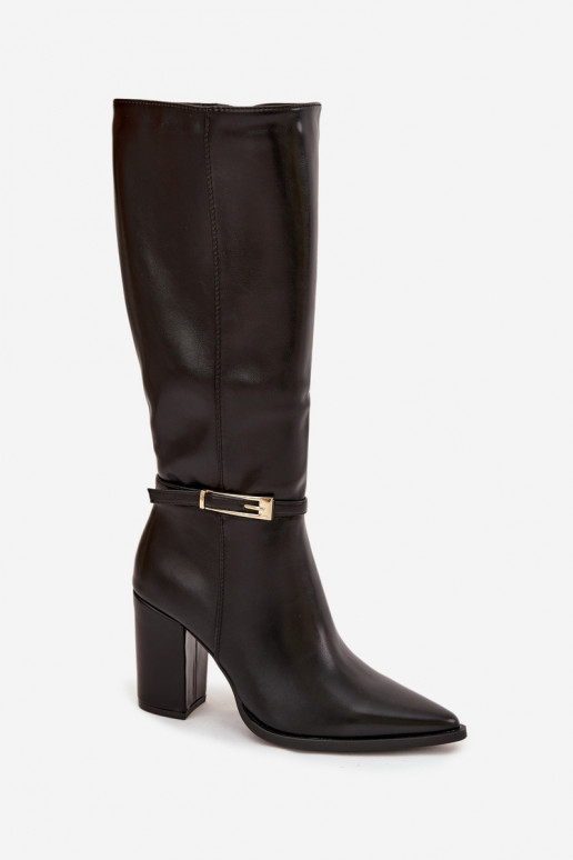 Botas altas pretas para mulheres isoladas com saltos e fivelas Cirella