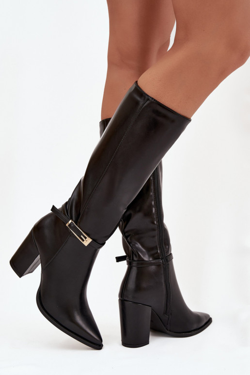 Botas altas pretas para mulheres isoladas com saltos e fivelas Cirella