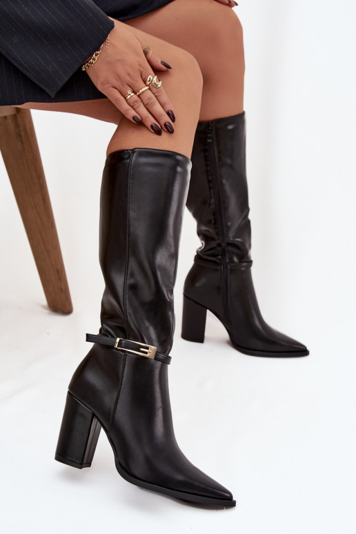 Botas altas pretas para mulheres isoladas com saltos e fivelas Cirella