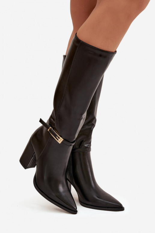 Botas altas pretas para mulheres isoladas com saltos e fivelas Cirella