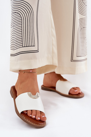 Chinelos femininos em couro sintético com detalhes decorativos em branco Mevith