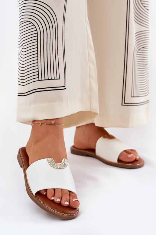 Chinelos femininos em couro sintético com detalhes decorativos em branco Mevith