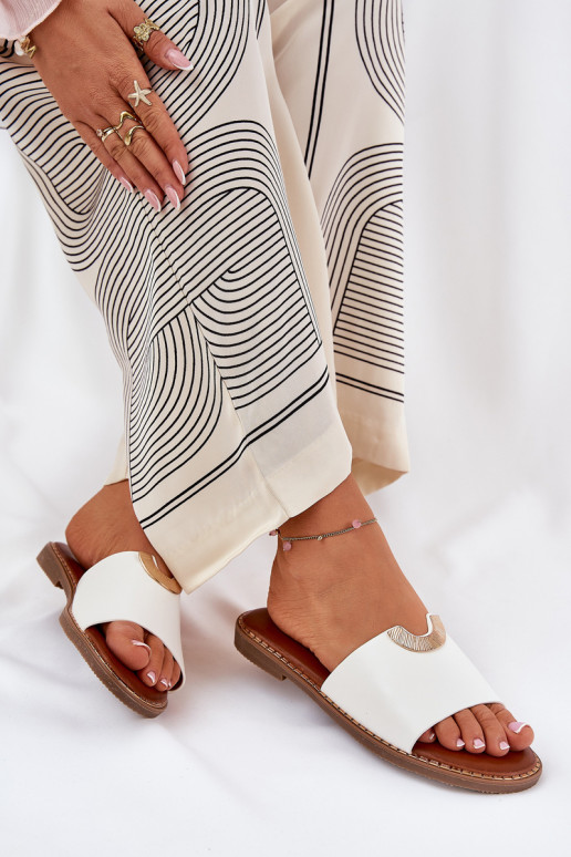 Chinelos femininos em couro sintético com detalhes decorativos em branco Mevith