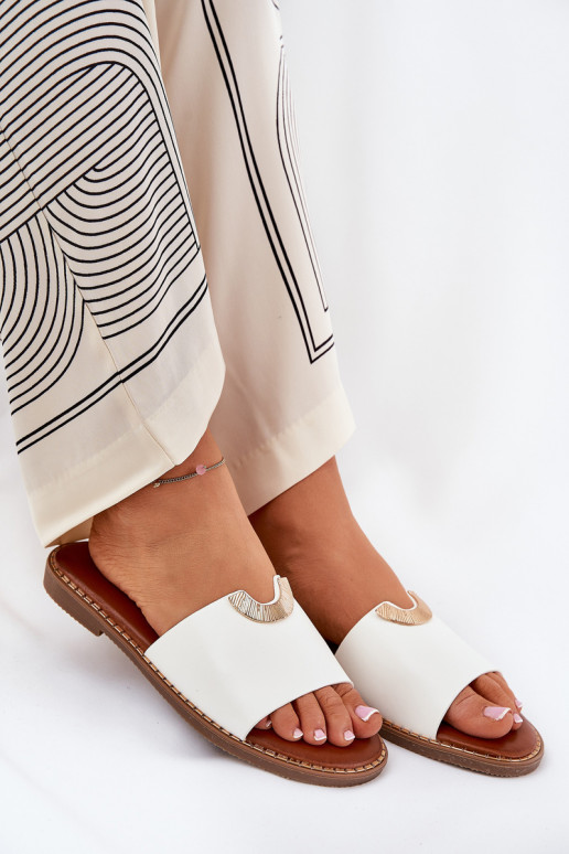 Chinelos femininos em couro sintético com detalhes decorativos em branco Mevith