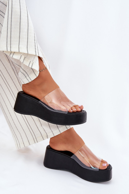 Chinelos femininos pretos com tiras transparentes na plataforma Meltiana