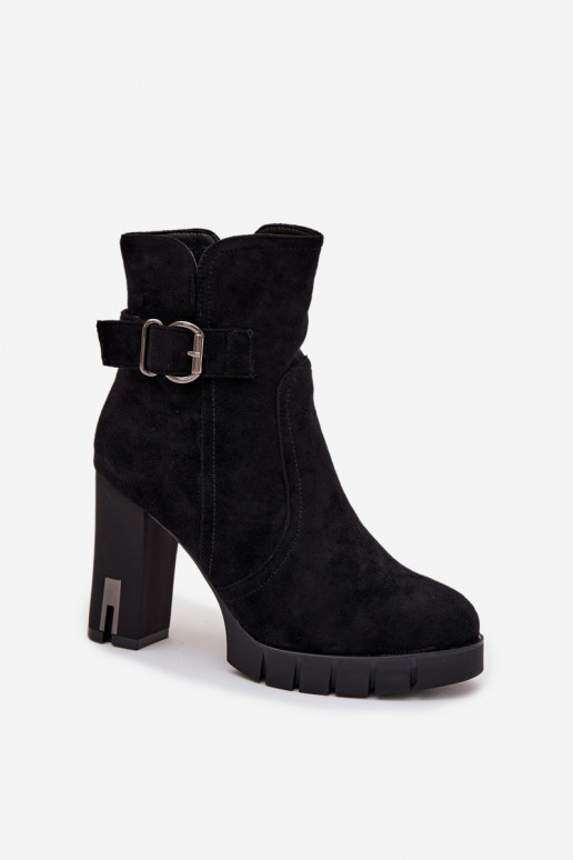 Botins femininos isolados com fivelas na cor preta Selisse