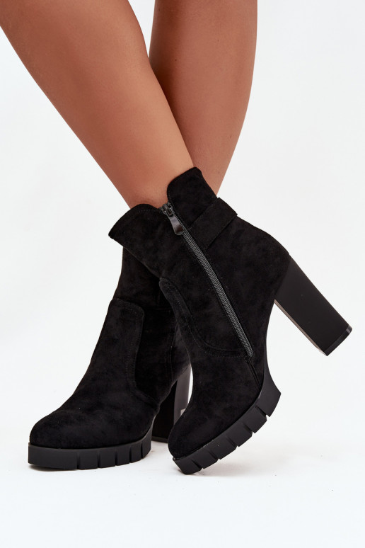 Botins femininos isolados com fivelas na cor preta Selisse