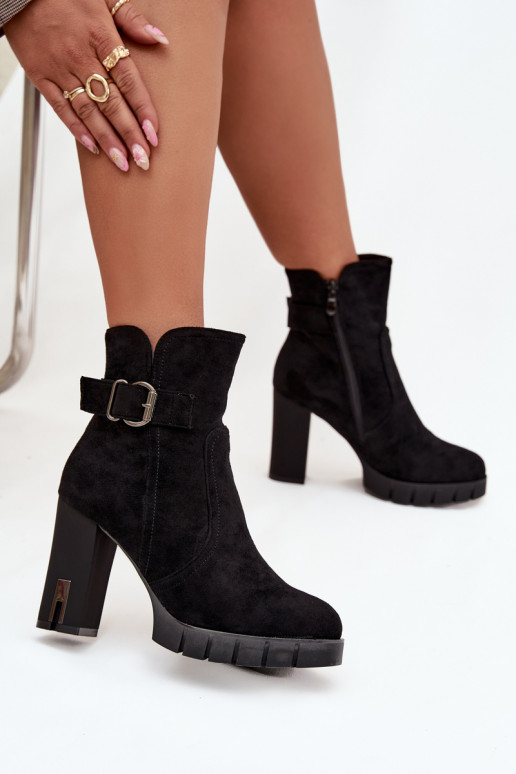 Botins femininos isolados com fivelas na cor preta Selisse