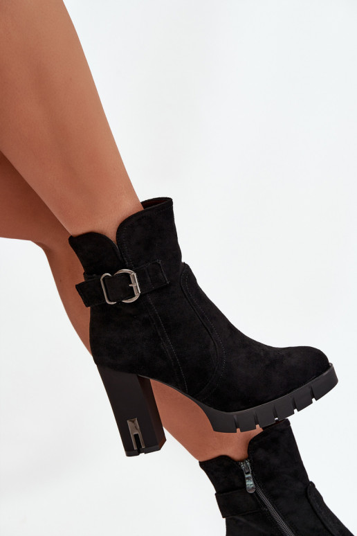 Botins femininos isolados com fivelas na cor preta Selisse